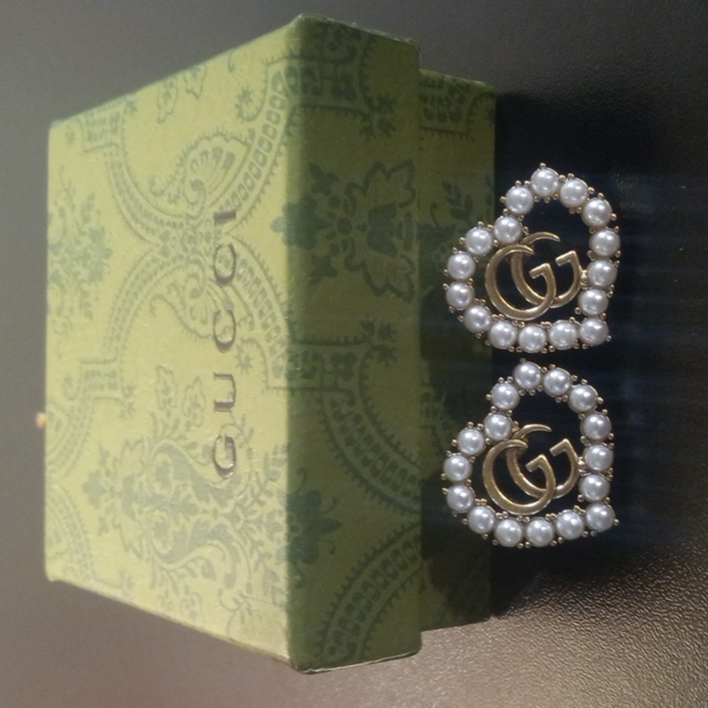 WOMEN'S GUCCI GOLD TONE FAUX PEARL GG HEARTS EARRINGS